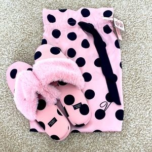Victoria Secret Slippers (comes with bag )